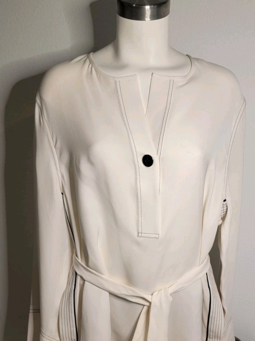 NEW ST JOHN Women's White W Black Top Stitching V-Neck W Tie Silk TUNIC Sz 14